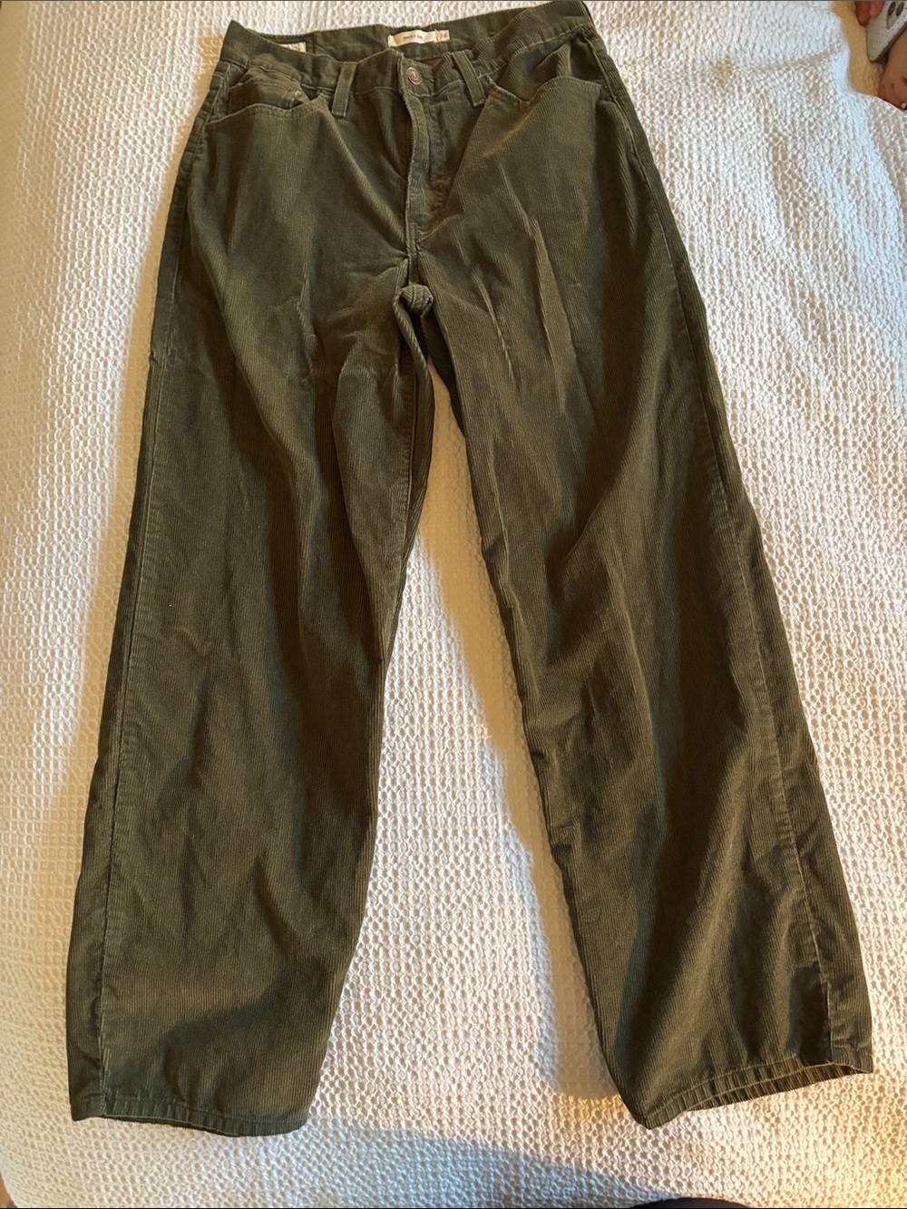 Women’a Levi’s Olive Green Casual Corduroys “Baggy Dad” style.